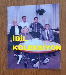 AYDIN MENDERES'İN ORİJİNAL 2'Lİ FOTOĞRAF SETİ - 10 x 8 cm EBADINDA - AYDIN MENDERES HASTANEDE TEDAVİ GÖRDÜĞÜ SÜREÇTE EŞİ ÜMRAN MENDERES ve SERDAR GÖKHAN'LA BİRLİKTE DOĞUM GÜNÜNÜ KUTLARKEN ÇEKİLMİŞ 2 FARKLI KARE... ÖZEL ARŞİV