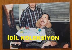 AYDIN MENDERES'İN ORİJİNAL 2'Lİ FOTOĞRAF SETİ - 15 x 10 cm EBADINDA - AYDIN MENDERES HASTANEDE TEDAVİ GÖRDÜĞÜ SÜREÇTE EŞİ ÜMRAN MENDERES, SERDAR GÖKHAN ve BİRÇOK SEVENİYLE BİRLİKTE DOĞUM GÜNÜNÜ KUTLARKEN ÇEKİLMİŞ 2 FARKLI KARE... ÖZEL ARŞİV