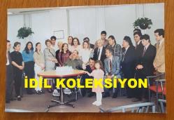 AYDIN MENDERES'İN ORİJİNAL 2'Lİ FOTOĞRAF SETİ - 15 x 10 cm EBADINDA - AYDIN MENDERES HASTANEDE TEDAVİ GÖRDÜĞÜ SÜREÇTE EŞİ ÜMRAN MENDERES, SERDAR GÖKHAN ve BİRÇOK SEVENİYLE BİRLİKTE DOĞUM GÜNÜNÜ KUTLARKEN ÇEKİLMİŞ 2 FARKLI KARE... ÖZEL ARŞİV