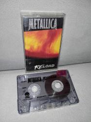 Kaset Metallica Reload albümü. Orijinal. 1997 baskı. A4 şarkısı 10 saniye kayıt yemiş. Kartonet tertemiz.