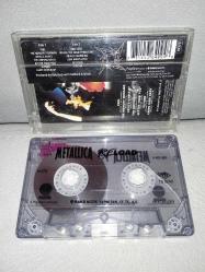 Kaset Metallica Reload albümü. Orijinal. 1997 baskı. A4 şarkısı 10 saniye kayıt yemiş. Kartonet tertemiz.