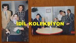AYDIN MENDERES'İN ORİJİNAL 2'Lİ FOTOĞRAF SETİ - 15 x 10 cm EBADINDA - AYDIN MENDERES HASTANEDE TEDAVİ GÖRDÜĞÜ SÜREÇTE EŞİ ÜMRAN MENDERES, SERDAR GÖKHAN ve SEVENLERİYLE BİRLİKTE VAKİT GEÇİRİRKEN ÇEKİLMİŞ 2 FARKLI KARE... ÖZEL ARŞİV!