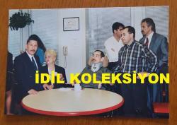 AYDIN MENDERES'İN ORİJİNAL 2'Lİ FOTOĞRAF SETİ - 15 x 10 cm EBADINDA - AYDIN MENDERES HASTANEDE TEDAVİ GÖRDÜĞÜ SÜREÇTE EŞİ ÜMRAN MENDERES, SERDAR GÖKHAN ve SEVENLERİYLE BİRLİKTE VAKİT GEÇİRİRKEN ÇEKİLMİŞ 2 FARKLI KARE... ÖZEL ARŞİV!