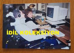 AYDIN MENDERES'İN ORİJİNAL 3'LÜ FOTOĞRAF SETİ - 15 x 10 cm EBADINDA - AYDIN MENDERES HASTANEDE TEDAVİ GÖRDÜĞÜ SÜREÇTE DOKTOR EŞLİĞİNDE BİLGİSAYARDA FİZİK TEDAVİ PROGRAMINI SÜRDÜRÜRKEN ÇEKİLMİŞ NET KALİTEDE 3 FARKLI FOTOĞRAF... ÖZEL ARŞİV