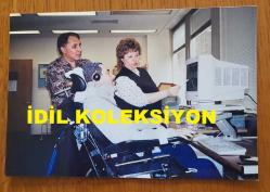 AYDIN MENDERES'İN ORİJİNAL 3'LÜ FOTOĞRAF SETİ - 15 x 10 cm EBADINDA - AYDIN MENDERES HASTANEDE TEDAVİ GÖRDÜĞÜ SÜREÇTE DOKTOR EŞLİĞİNDE BİLGİSAYARDA FİZİK TEDAVİ PROGRAMINI SÜRDÜRÜRKEN ÇEKİLMİŞ NET KALİTEDE 3 FARKLI FOTOĞRAF... ÖZEL ARŞİV