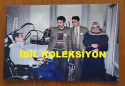 AYDIN MENDERES'İN ORİJİNAL FOTOĞRAFI - 15 x 10 cm EBADINDA - AYDIN MENDERES HASTANEDE TEDAVİ GÖRDÜĞÜ SÜREÇTE KENDİSİNİ ZİYARET EDEN SEVENLERİYLE ÇEKİLMİŞ NET KALİTEDE BİR FOTOĞRAF... ÖZEL ARŞİV!