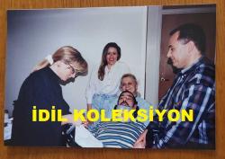 AYDIN MENDERES'İN ORİJİNAL FOTOĞRAFI - 15 x 10 cm EBADINDA - AYDIN MENDERES HASTANEDE TEDAVİ GÖRDÜĞÜ SÜREÇTE EŞİ ÜMRAN MENDERES ve KENDİSİNİ ZİYARET EDEN SEVENLERİYLE ÇEKİLMİŞ NET KALİTEDE BİR FOTOĞRAF... ÖZEL ARŞİV!