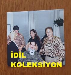 AYDIN MENDERES'İN ORİJİNAL FOTOĞRAFI - 10 x 10 cm EBADINDA - AYDIN MENDERES HASTANEDE TEDAVİ GÖRDÜĞÜ SÜREÇTE EŞİ ÜMRAN MENDERES ve KENDİSİNİ ZİYARET EDEN SEVENLERİYLE ÇEKİLMİŞ BİR FOTOĞRAF... ÖZEL ARŞİV!