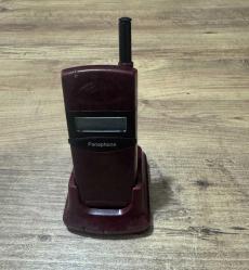Dekorluk Koleksiyonluk Retro Panaphone Telsiz Telefon - Bordo Hem nostalji tutkunları hem de dekorasyonuna retro bir hava katmak isteyenler için harika bir parça. Dış kozmetiği fotoğraflarda görüldüğü gibi temizdir. El terminali ve şarj standı ile birlikte verilecektir. Şarj kablosu ve bataryası yok dekorluk