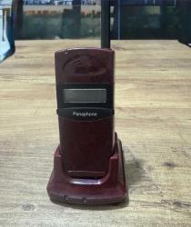 Dekorluk Koleksiyonluk Retro Panaphone Telsiz Telefon - Bordo Hem nostalji tutkunları hem de dekorasyonuna retro bir hava katmak isteyenler için harika bir parça. Dış kozmetiği fotoğraflarda görüldüğü gibi temizdir. El terminali ve şarj standı ile birlikte verilecektir. Şarj kablosu ve bataryası yok dekorluk