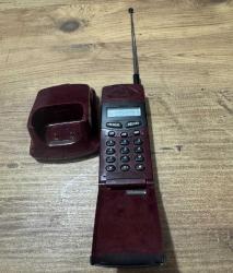 Dekorluk Koleksiyonluk Retro Panaphone Telsiz Telefon - Bordo Hem nostalji tutkunları hem de dekorasyonuna retro bir hava katmak isteyenler için harika bir parça. Dış kozmetiği fotoğraflarda görüldüğü gibi temizdir. El terminali ve şarj standı ile birlikte verilecektir. Şarj kablosu ve bataryası yok dekorluk