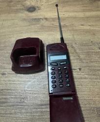 Dekorluk Koleksiyonluk Retro Panaphone Telsiz Telefon - Bordo Hem nostalji tutkunları hem de dekorasyonuna retro bir hava katmak isteyenler için harika bir parça. Dış kozmetiği fotoğraflarda görüldüğü gibi temizdir. El terminali ve şarj standı ile birlikte verilecektir. Şarj kablosu ve bataryası yok dekorluk