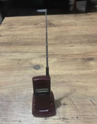 Dekorluk Koleksiyonluk Retro Panaphone Telsiz Telefon - Bordo Hem nostalji tutkunları hem de dekorasyonuna retro bir hava katmak isteyenler için harika bir parça. Dış kozmetiği fotoğraflarda görüldüğü gibi temizdir. El terminali ve şarj standı ile birlikte verilecektir. Şarj kablosu ve bataryası yok dekorluk