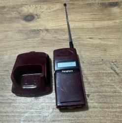Dekorluk Koleksiyonluk Retro Panaphone Telsiz Telefon - Bordo Hem nostalji tutkunları hem de dekorasyonuna retro bir hava katmak isteyenler için harika bir parça. Dış kozmetiği fotoğraflarda görüldüğü gibi temizdir. El terminali ve şarj standı ile birlikte verilecektir. Şarj kablosu ve bataryası yok dekorluk
