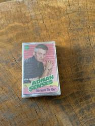 ADNAN ŞENSES - ANILARLA / SENEDE BİR GÜN - KASET (JELATİNİNDE)