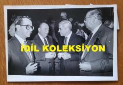 TÜRKİYE BÜYÜK MİLLET MECLİSİ (T.B.M.M.) ESKİ BAŞKANLARINDAN NECMETTİN KARADUMAN'IN ORİJİNAL FOTOĞRAFI - 18 x 12 cm EBADINDA - KUZEY ATLANTİK ASAMBLESİ BAŞKANI AMERİKALI SENATÖR MATHIAS'IN ETAP MARMARA'DA VERDİĞİ RESEPSİYONDAN BİR KARE. KASIM 1986 (ALİCAN BULUT)