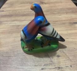 Dekoratif İkili Güvercin Biblosu Canlı Renkler  Tertemiz Evinizin dekorasyonuna canlılık katacak, kusursuz durumda ikili Güvercin figürü. Yaklaşık 15 cm (Boy) x 12 cm (En) Kırık, çıkık veya boya atması yoktur. Vitrin ürünüdür. Seramik  Parlak yüzeyli dekoratif obje