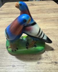 Dekoratif İkili Güvercin Biblosu Canlı Renkler  Tertemiz Evinizin dekorasyonuna canlılık katacak, kusursuz durumda ikili Güvercin figürü. Yaklaşık 15 cm (Boy) x 12 cm (En) Kırık, çıkık veya boya atması yoktur. Vitrin ürünüdür. Seramik  Parlak yüzeyli dekoratif obje
