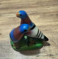 Dekoratif İkili Güvercin Biblosu Canlı Renkler  Tertemiz Evinizin dekorasyonuna canlılık katacak, kusursuz durumda ikili Güvercin figürü. Yaklaşık 15 cm (Boy) x 12 cm (En) Kırık, çıkık veya boya atması yoktur. Vitrin ürünüdür. Seramik  Parlak yüzeyli dekoratif obje