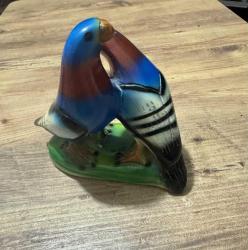 Dekoratif İkili Güvercin Biblosu Canlı Renkler  Tertemiz Evinizin dekorasyonuna canlılık katacak, kusursuz durumda ikili Güvercin figürü. Yaklaşık 15 cm (Boy) x 12 cm (En) Kırık, çıkık veya boya atması yoktur. Vitrin ürünüdür. Seramik  Parlak yüzeyli dekoratif obje