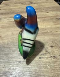 Dekoratif İkili Güvercin Biblosu Canlı Renkler  Tertemiz Evinizin dekorasyonuna canlılık katacak, kusursuz durumda ikili Güvercin figürü. Yaklaşık 15 cm (Boy) x 12 cm (En) Kırık, çıkık veya boya atması yoktur. Vitrin ürünüdür. Seramik  Parlak yüzeyli dekoratif obje