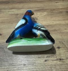 Dekoratif İkili Güvercin Biblosu Canlı Renkler  Tertemiz Evinizin dekorasyonuna canlılık katacak, kusursuz durumda ikili Güvercin figürü. Yaklaşık 15 cm (Boy) x 12 cm (En) Kırık, çıkık veya boya atması yoktur. Vitrin ürünüdür. Seramik  Parlak yüzeyli dekoratif obje