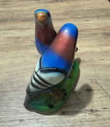 Dekoratif İkili Güvercin Biblosu Canlı Renkler  Tertemiz Evinizin dekorasyonuna canlılık katacak, kusursuz durumda ikili Güvercin figürü. Yaklaşık 15 cm (Boy) x 12 cm (En) Kırık, çıkık veya boya atması yoktur. Vitrin ürünüdür. Seramik  Parlak yüzeyli dekoratif obje