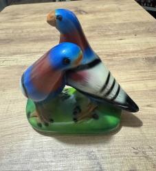 Dekoratif İkili Güvercin Biblosu Canlı Renkler  Tertemiz Evinizin dekorasyonuna canlılık katacak, kusursuz durumda ikili Güvercin figürü. Yaklaşık 15 cm (Boy) x 12 cm (En) Kırık, çıkık veya boya atması yoktur. Vitrin ürünüdür. Seramik  Parlak yüzeyli dekoratif obje