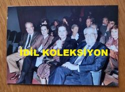 TÜRKİYE CUMHURİYETİ ESKİ DIŞİŞLERİ BAKANI VAHİT HALEFOĞLU'NUN ORİJİNAL FOTOĞRAFI - 12,5 x 9 cm EBADINDA - VAHİT HALEFOĞLU BİR SEMİNERDE EŞİ FATMA ZEHRA HALEFOĞLU, ATİLLA MİDİLLİLİ ve BİRSEN MİDİLLİLİ İLE YAN YANA OTURUP GÜLÜMSEYEREK POZ VERİRKEN ÇEKİLMİŞ BİR HATIRA FOTOĞRAFI... 11 KASIM 1990. ÖZEL ARŞİV!