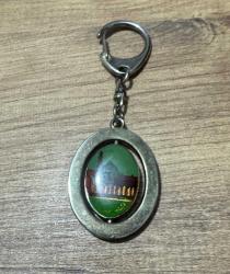 Vintage Suudi Arabistan Armalı & Mescid-i Nebevi Görselli Anahtarlık Metal gövde ve dönen iç parça. Bir tarafı palmiye ve kılıçlı ülke arması, diğer tarafı Yeşil Kubbe işlemelidir. Mekanizması sorunsuz çalışmaktadır. Zamana bağlı doğal eskitme almış,
