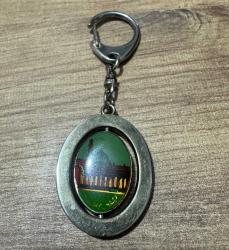 Vintage Suudi Arabistan Armalı & Mescid-i Nebevi Görselli Anahtarlık Metal gövde ve dönen iç parça. Bir tarafı palmiye ve kılıçlı ülke arması, diğer tarafı Yeşil Kubbe işlemelidir. Mekanizması sorunsuz çalışmaktadır. Zamana bağlı doğal eskitme almış,