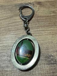 Vintage Suudi Arabistan Armalı & Mescid-i Nebevi Görselli Anahtarlık Metal gövde ve dönen iç parça. Bir tarafı palmiye ve kılıçlı ülke arması, diğer tarafı Yeşil Kubbe işlemelidir. Mekanizması sorunsuz çalışmaktadır. Zamana bağlı doğal eskitme almış,