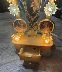 Antika Değerinde,Nostaljik Işıklı Dini Biblo / Gece Lambası Hem dekoratif hem de manevi değeri yüksek, oldukça nadir bulunan vintage bir parçadır. Orta panelinde Meryem Ana ve Bebek İsa figürü yer almaktadır. Etrafı yıldız şeklinde renkli lambalarla çevrilidir. Çalışır vaziyettedir, ışıkları yanmaktadır (görsellerde mevcuttur). Klasik, nostaljik tasarım; kristal görünümlü yıldız detaylar ve gold (altın) renkli işlemeler. Gece lambası olarak kullanılabilir veya koleksiyonluk bir parça olarak vitrinlerde sergilenebilir. Dayanıklı sert plastik/mika taban ve cam detaylar. Evinize huzurlu bir hava katacak veya koleksiyonunuza değer katacak bir parçadır. Alıcısına şimdiden hayırlı olsun.