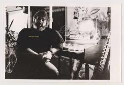 FİKRET KIZILOK FENERYOLU EVİNDE ORİJİNAL SİYAH BEYAZ FOTOĞRAF 13X18 CM