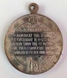 İtalya, Assisili Aziz Francesco'nun 700'ncü Yıl Dönümü Temalı Hatıra (Kolye) Madalyonu (1226-1926) Hristiyanlığın En Saygı Duyulan Dini Figürlerinden Biridir. Ön-Arka Yüzünde: Aziz Francesco'nun Sola Bakan Bir Portresi ve Kutsama Duası Yer Almaktadır. 1926, Gümüş Kaplama. (3 cm) Nadir Çıkar.