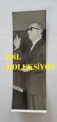 KLASİK TÜRK MÜZİĞİ SANATÇISI ve BESTECİ MÜNİR NURETTİN SELÇUK'UN ORİJİNAL FOTOĞRAFI - 17 x 6 cm EBADINDA - MÜNİR NURETTİN SELÇUK, KONUŞMA YAPARKEN ÇEKİLMİŞ BİR KARE