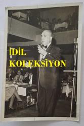 KLASİK TÜRK MÜZİĞİ SANATÇISI ve BESTECİ MÜNİR NURETTİN SELÇUK'UN ORİJİNAL FOTOĞRAFI - 18 x 12 cm EBADINDA - MÜNİR NURETTİN SELÇUK, SAHNE ALDIĞI İKİ KATLI YEMEKLİ BİR MEKANDA ŞARKI OKURKEN ÇEKİLMİŞ BİR KARE