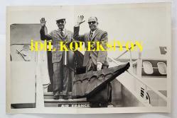 Efemera - KLASİK TÜRK MÜZİĞİ SANATÇISI ve BESTECİ MÜNİR NURETTİN SELÇUK'UN ORİJİNAL FOTOĞRAFI - 18 x 12 cm EBADINDA - MÜNİR NURETTİN SELÇUK, KONSER VERMEK İÇİN PARİS'E GİDECEĞİ GÜN AIR FRANCE UÇAĞINA BİNDİĞİ SIRADA EL SALLARKEN ÇEKİLMİŞ BİR KARE - kitantik - kitaLog