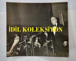 KLASİK TÜRK MÜZİĞİ SANATÇISI ve BESTECİ MÜNİR NURETTİN SELÇUK'UN ORİJİNAL FOTOĞRAFI - 13,5 x 12 cm EBADINDA - MÜNİR NURETTİN SELÇUK, SAHNEDE SAZCILARIN ÖNÜNDE ŞARKI OKURKEN ÇEKİLMİŞ BİR KARE