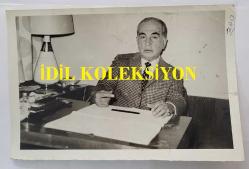 KLASİK TÜRK MÜZİĞİ SANATÇISI ve BESTECİ MÜNİR NURETTİN SELÇUK'UN ORİJİNAL FOTOĞRAFI - 18 x 12 cm EBADINDA - MÜNİR NURETTİN SELÇUK, ÇALIŞMA MASASINDA POZ VERİRKEN ÇEKİLMİŞ BİR KARE