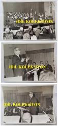 KLASİK TÜRK MÜZİĞİ SANATÇISI ve BESTECİ MÜNİR NURETTİN SELÇUK'UN ORİJİNAL BÜYÜK BOY 3'LÜ FOTOĞRAF SETİ - 24 x 18 cm EBADINDA - MÜNİR NURETTİN SELÇUK, SAHNE ALDIĞI KONSERDE ORKESTRANIN ÖNÜNDE DİNLEYİCİLERİ SELAMLARKEN ve KONUŞMA YAPARKEN ÇEKİLMİŞ 3 FARKLI KARE