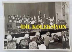 KLASİK TÜRK MÜZİĞİ SANATÇISI ve BESTECİ MÜNİR NURETTİN SELÇUK'UN ORİJİNAL BÜYÜK BOY 3'LÜ FOTOĞRAF SETİ - 24 x 18 cm EBADINDA - MÜNİR NURETTİN SELÇUK, SAHNE ALDIĞI KONSERDE ORKESTRANIN ÖNÜNDE DİNLEYİCİLERİ SELAMLARKEN ve KONUŞMA YAPARKEN ÇEKİLMİŞ 3 FARKLI KARE