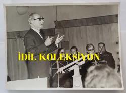 KLASİK TÜRK MÜZİĞİ SANATÇISI ve BESTECİ MÜNİR NURETTİN SELÇUK'UN ORİJİNAL BÜYÜK BOY 3'LÜ FOTOĞRAF SETİ - 24 x 18 cm EBADINDA - MÜNİR NURETTİN SELÇUK, SAHNE ALDIĞI KONSERDE ORKESTRANIN ÖNÜNDE DİNLEYİCİLERİ SELAMLARKEN ve KONUŞMA YAPARKEN ÇEKİLMİŞ 3 FARKLI KARE