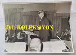 KLASİK TÜRK MÜZİĞİ SANATÇISI ve BESTECİ MÜNİR NURETTİN SELÇUK'UN ORİJİNAL BÜYÜK BOY 3'LÜ FOTOĞRAF SETİ - 24 x 18 cm EBADINDA - MÜNİR NURETTİN SELÇUK, SAHNE ALDIĞI KONSERDE ORKESTRANIN ÖNÜNDE DİNLEYİCİLERİ SELAMLARKEN ve KONUŞMA YAPARKEN ÇEKİLMİŞ 3 FARKLI KARE