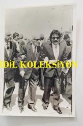 KLASİK TÜRK MÜZİĞİ SANATÇISI ve BESTECİ MÜNİR NURETTİN SELÇUK'UN BÜSTÜNÜN ve ADINA AÇILAN PARKIN AÇILIŞ TÖRENİNDEN ORİJİNAL 7'Lİ AJANS-BASIN FOTOĞRAFI SETİ - 18 x 12 cm EBADINDA - TÖRENDE OĞLU TİMUR SELÇUK, KIZI MERAL HANIM, TORUNU NÜKHET ve VASFİ RIZA ZOBU DA YER ALDILAR... NİSAN 1991