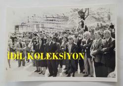 KLASİK TÜRK MÜZİĞİ SANATÇISI ve BESTECİ MÜNİR NURETTİN SELÇUK'UN BÜSTÜNÜN ve ADINA AÇILAN PARKIN AÇILIŞ TÖRENİNDEN ORİJİNAL 7'Lİ AJANS-BASIN FOTOĞRAFI SETİ - 18 x 12 cm EBADINDA - TÖRENDE OĞLU TİMUR SELÇUK, KIZI MERAL HANIM, TORUNU NÜKHET ve VASFİ RIZA ZOBU DA YER ALDILAR... NİSAN 1991