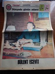 Hürriyet Cumartesi Gazetesi - Turkish Newspaper - 27 Temmuz 1974 - dünyada günün adamı Bülent Ecevit tam sayfa fotoğraf - serbest kürsü herkese söz hakkı yöneten Tahsin Öztin - Bin Fenerli Ev çeviren Tomris Kalyoncuoğlu Yazı Dizisi - Türk Kelebeği anlatan Mehmet Ali Kayan yazan Hasan İzzettin Dinamo Yazı Dizisi - hayat arkadaşı mektuplaşma köşesi - Dedektif Nik karikatür - bizimkiler karikatür - Dul Alberte yazan Pierre Benoit Çizen Robert Brossy - Salpa yazan Yılmaz Güney Yazı Dizisi - dünü yaşayamazsın yazan çizen Faruk Geç - burç falı - Melina Mercouri Yunanlı ünlü bir sinema Yıldızı üstelik Türkiye'de de film çevirdi Fotoğrafı - İşte Kıbrıs Girne'nin planı - Fazıl Küçük kalemi ile hizmet ediyor - Dünya kupası'nın Türk parasıyla değeri ne kadardır - Sebastian Snow isimli İngiliz bir yılda Amerika'nın Kuzey ucundan Güney ucuna vardı fotoğraf - İşte Sebastian Snow'un bir yılda hiç durmadan kat ettiği yol haritası - Güngörmüşler karikatür - bütün hükümet yetkililerine açık mektup