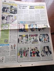 Hürriyet Cumartesi Gazetesi - Turkish Newspaper - 27 Temmuz 1974 - dünyada günün adamı Bülent Ecevit tam sayfa fotoğraf - serbest kürsü herkese söz hakkı yöneten Tahsin Öztin - Bin Fenerli Ev çeviren Tomris Kalyoncuoğlu Yazı Dizisi - Türk Kelebeği anlatan Mehmet Ali Kayan yazan Hasan İzzettin Dinamo Yazı Dizisi - hayat arkadaşı mektuplaşma köşesi - Dedektif Nik karikatür - bizimkiler karikatür - Dul Alberte yazan Pierre Benoit Çizen Robert Brossy - Salpa yazan Yılmaz Güney Yazı Dizisi - dünü yaşayamazsın yazan çizen Faruk Geç - burç falı - Melina Mercouri Yunanlı ünlü bir sinema Yıldızı üstelik Türkiye'de de film çevirdi Fotoğrafı - İşte Kıbrıs Girne'nin planı - Fazıl Küçük kalemi ile hizmet ediyor - Dünya kupası'nın Türk parasıyla değeri ne kadardır - Sebastian Snow isimli İngiliz bir yılda Amerika'nın Kuzey ucundan Güney ucuna vardı fotoğraf - İşte Sebastian Snow'un bir yılda hiç durmadan kat ettiği yol haritası - Güngörmüşler karikatür - bütün hükümet yetkililerine açık mektup