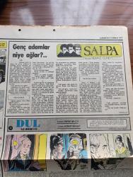 Hürriyet Cumartesi Gazetesi - Turkish Newspaper - 27 Temmuz 1974 - dünyada günün adamı Bülent Ecevit tam sayfa fotoğraf - serbest kürsü herkese söz hakkı yöneten Tahsin Öztin - Bin Fenerli Ev çeviren Tomris Kalyoncuoğlu Yazı Dizisi - Türk Kelebeği anlatan Mehmet Ali Kayan yazan Hasan İzzettin Dinamo Yazı Dizisi - hayat arkadaşı mektuplaşma köşesi - Dedektif Nik karikatür - bizimkiler karikatür - Dul Alberte yazan Pierre Benoit Çizen Robert Brossy - Salpa yazan Yılmaz Güney Yazı Dizisi - dünü yaşayamazsın yazan çizen Faruk Geç - burç falı - Melina Mercouri Yunanlı ünlü bir sinema Yıldızı üstelik Türkiye'de de film çevirdi Fotoğrafı - İşte Kıbrıs Girne'nin planı - Fazıl Küçük kalemi ile hizmet ediyor - Dünya kupası'nın Türk parasıyla değeri ne kadardır - Sebastian Snow isimli İngiliz bir yılda Amerika'nın Kuzey ucundan Güney ucuna vardı fotoğraf - İşte Sebastian Snow'un bir yılda hiç durmadan kat ettiği yol haritası - Güngörmüşler karikatür - bütün hükümet yetkililerine açık mektup