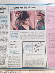 Hürriyet Cumartesi Gazetesi - Turkish Newspaper - 27 Temmuz 1974 - dünyada günün adamı Bülent Ecevit tam sayfa fotoğraf - serbest kürsü herkese söz hakkı yöneten Tahsin Öztin - Bin Fenerli Ev çeviren Tomris Kalyoncuoğlu Yazı Dizisi - Türk Kelebeği anlatan Mehmet Ali Kayan yazan Hasan İzzettin Dinamo Yazı Dizisi - hayat arkadaşı mektuplaşma köşesi - Dedektif Nik karikatür - bizimkiler karikatür - Dul Alberte yazan Pierre Benoit Çizen Robert Brossy - Salpa yazan Yılmaz Güney Yazı Dizisi - dünü yaşayamazsın yazan çizen Faruk Geç - burç falı - Melina Mercouri Yunanlı ünlü bir sinema Yıldızı üstelik Türkiye'de de film çevirdi Fotoğrafı - İşte Kıbrıs Girne'nin planı - Fazıl Küçük kalemi ile hizmet ediyor - Dünya kupası'nın Türk parasıyla değeri ne kadardır - Sebastian Snow isimli İngiliz bir yılda Amerika'nın Kuzey ucundan Güney ucuna vardı fotoğraf - İşte Sebastian Snow'un bir yılda hiç durmadan kat ettiği yol haritası - Güngörmüşler karikatür - bütün hükümet yetkililerine açık mektup